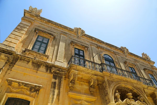 Historická architektura ve městě mdina — Stock fotografie